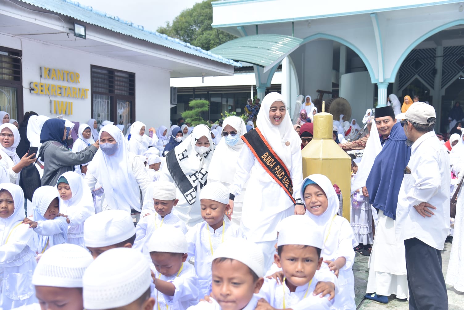 Bunda PAUD Ny.Maya Indriasari Zahir buka praktik 620 orang murid PAUD  manasik Haji Cilik di Masjid Nurul Huda, Komplek Inalum, Tanjung Gading, Kecamatan Sei Suka Kabupaten Batu Bara, Sabtu (22/10/2022).beritasore/alirsyah