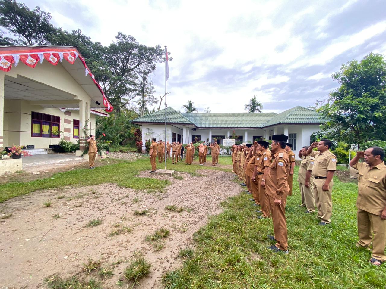 Kepala Wilayah Kecamatan Ketambe  Miftahul Khairi SSTP tengah memimpin kegiatan apel pagi Senin (24/10) di halaman kantor Camat setempat.Salah satu rutinitas agenda kantor setempat.beritasore/Husaini Amin