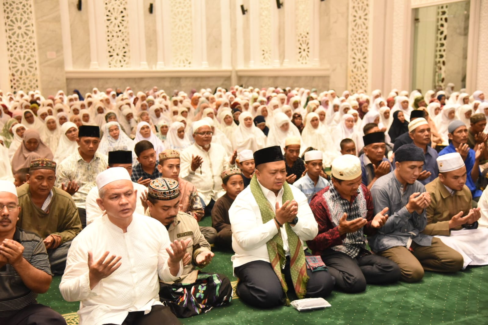 Bupati Tapanuli Selatan (Tapsel) H Dolly Pasaribu menyambut jamaah pengajian Surya Al-Hidayah Desa Huta Tinggi, Kecamatan Sorik Marapi, Kabupaten Mandailing Natal (Madina) di Masjid Agung Syahrun Nur, Komplek Perkantoran Pemkab Tapsel, Sipirok, Minggu (23/10). beritasore/Birong RT