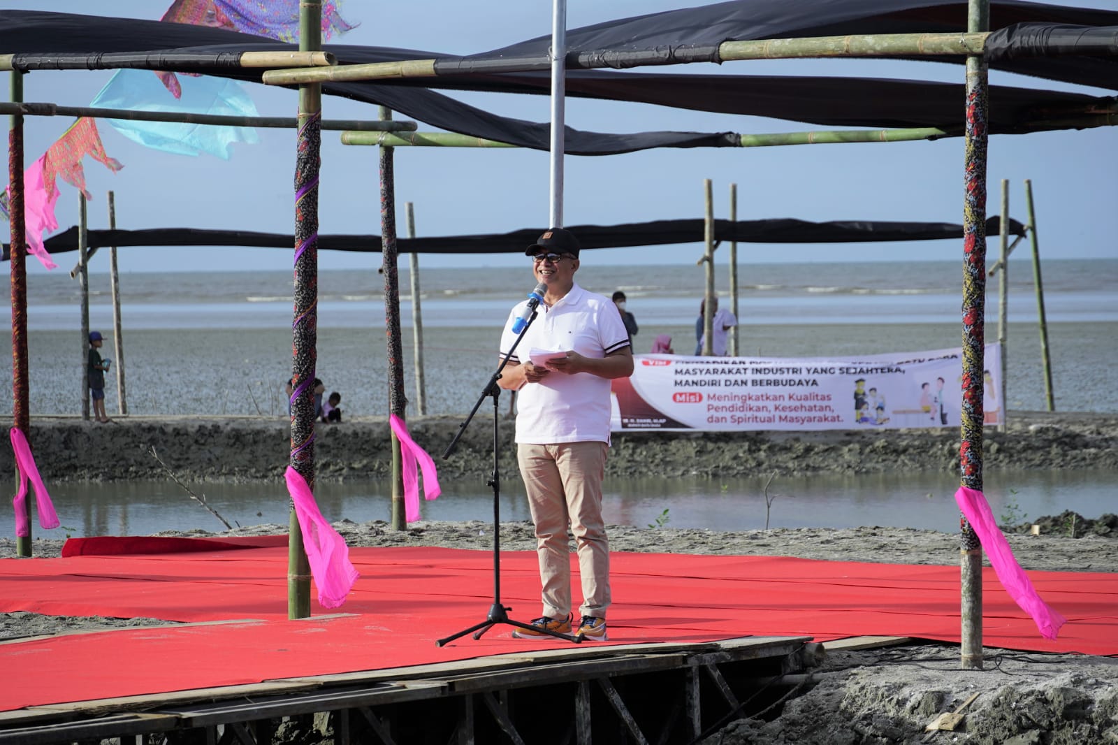 Bupati Batu Bara Itu.H.Zahir M.AP kenalkan generasi Muda Batu Bara ke Kancah Nasional hingga Internasional Melalui Fashion Week di Pantai Sujono Desa Medang, Kecamatan Merang Deras Kabupaten Batu Bara, Minggu (23/10/2022). beritasore/alirsyah
