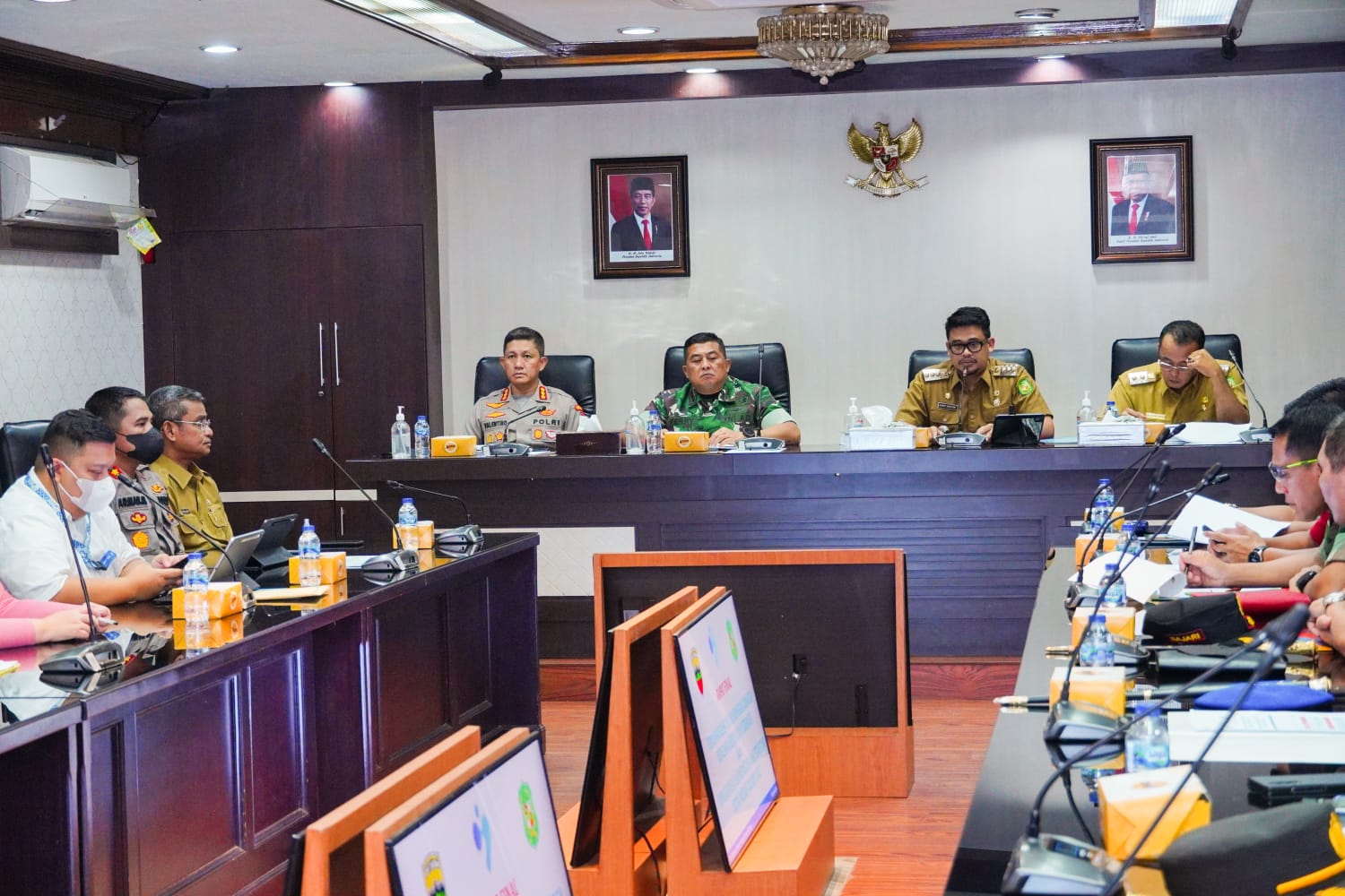 Rapat Final Pencanangan TNI Manunggal Bangga Kencana Kesehatan Terpadu Kota Medan Tahun 2022 dan Pengukuhan Bapak Asuh Anak Stunting Kota Medan Tahun 2022 yang dipimpin langsung Wali Kota Medan Bobby Nasution di Balai Kota, Senin (24/10).beritasore/ist
