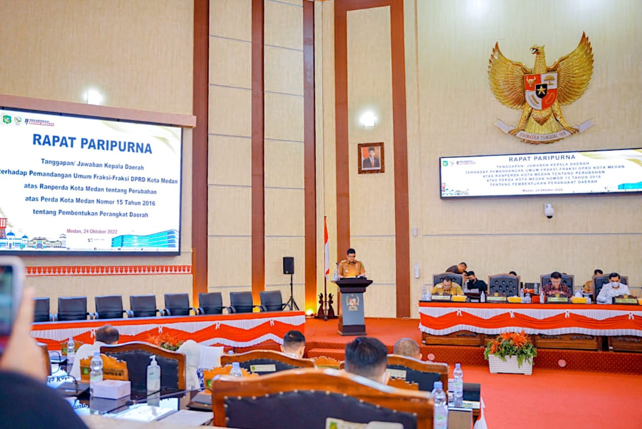 Wali Kota Medan Bobby Nasution saat menyampaikan Nota Jawaban atas Pemandangan Umum Fraksi-Fraksi DPRD Kota Medan terhadap Rancangan Anggaran Pendapatan dan Belanja Daerah T.A 2023 di Gedung DPRD Medan, Senin (24/10). Beritasore/ist