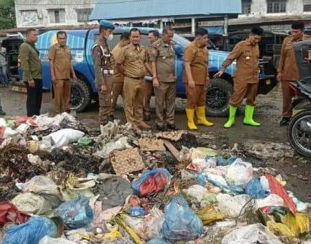 Bupati Agara Drs Syakir No 2 dari kanan tengah  melakukan kunjugan kerja kearea Pasar Terpadu (Pajak Pagi) Kute Lawe Rutung Selasa (25/10),  meninjau langsung Kondisi tumpukan sampah sesuai adanya keluhan/laporan dari warga setempat.beritasore/Ist