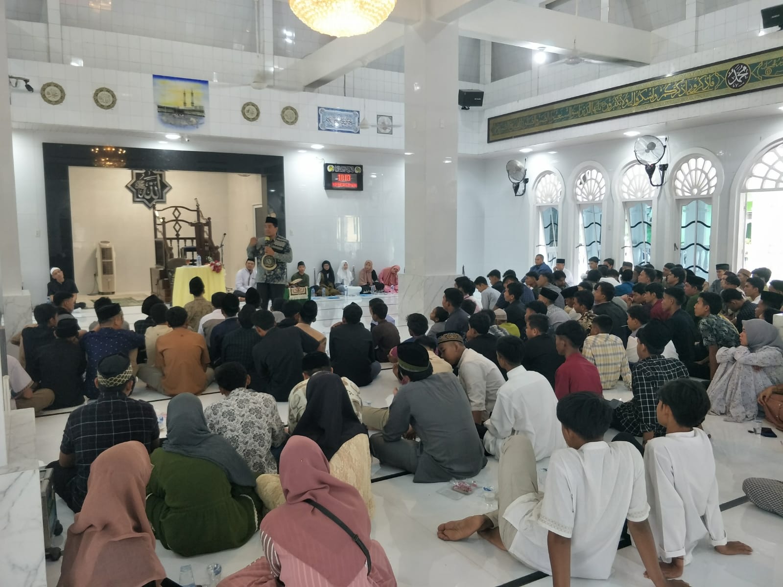 Ustad Rismandiyanto Karo Karo saat mengisi tausiyah di hadapan siswa SMK dan SMP YPT TI P. Brandan,  di Masjid Ubudiyah P. Brandan,  Selasa(25/10/2022). beritasore/Boy Aprizal