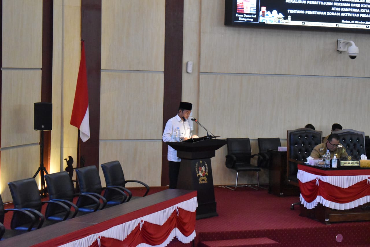 Fraksi PKS Dr. Rudiawan Sitorus, M.Pem.I saat menyampaikan pendapat Fraksi terhadap Rancangan Peraturan Daerah Kota Medan tentang Penetapan Zonasi Aktivitas Pedagang Kaki Lima di Kota Medan, di gedung DPRD Medan, Selasa (25/10/2022).beritasore/ist