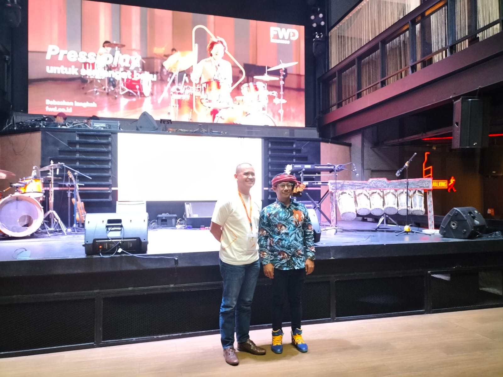 Rudy Franto Manik, Chief HR & Marketing Officer FWD dan Martahan Sitohang, seniman Batak di Shoot Resto Jalan Kapten Pattimura Medan Selasa (25/10/2022) sore. beritasore/laswie wakid