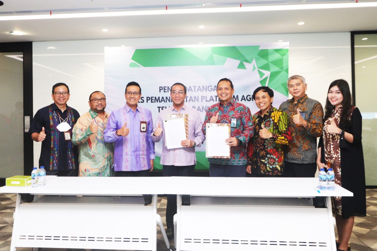 Direktur Bisnis dan Syariah Bank Sumut Irwan (tiga kiri) dan Executive Vice President Divisi Enterprise Service Telkom Teuku Muda Nanta (empat kanan) berfoto bersama usai penandatanganan Perjanjian Kerjasama disaksikan Dirut Bank Sumut Rahmat Fadillah Pohan (empat kiri) di Telkom Landmark Tower Jakarta Rabu  (19/10/2022). beritasore/ist