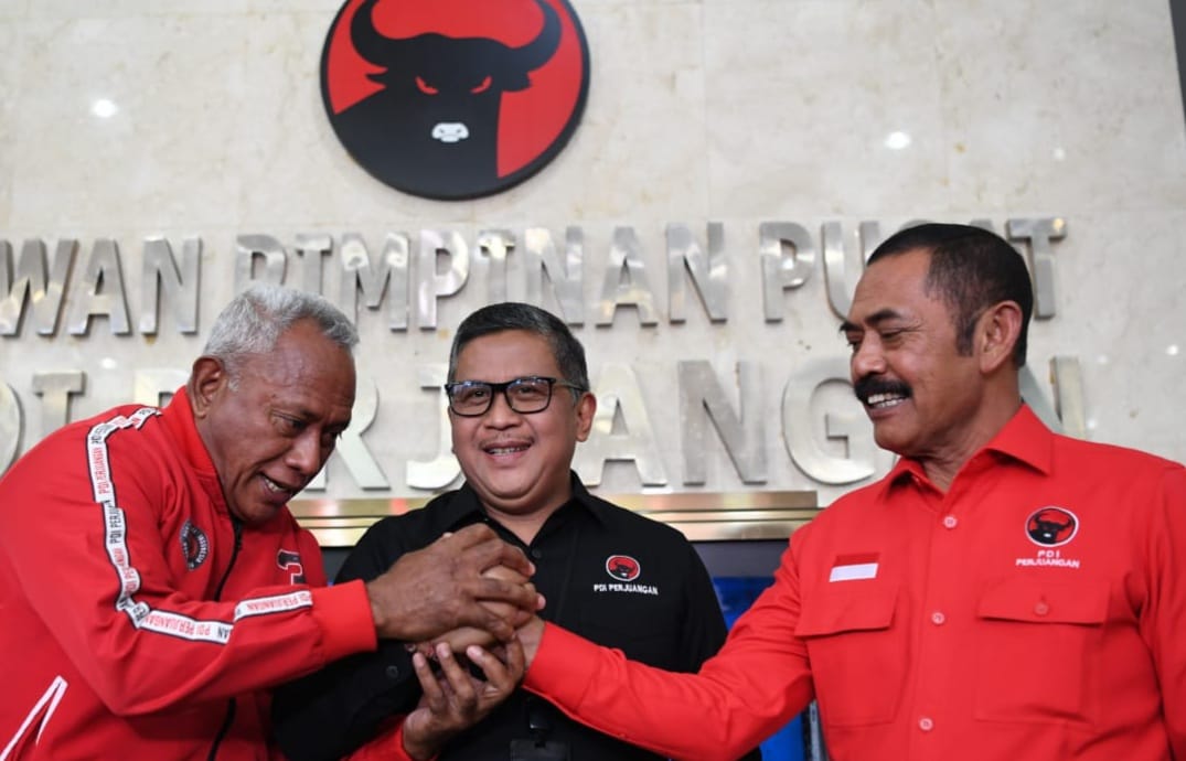 Sekretaris Jenderal PDI Perjuangan Hasto Kristiyanto (tengah), Ketua DPP bidang Kehormatan Komaruddin Watubun (kiri) berjabat tangan dengan Ketua DPC PDI Perjuangan Solo FX Hadi Rudyatmo usai memberikan keterangan pers. beritasore/Irwansyah