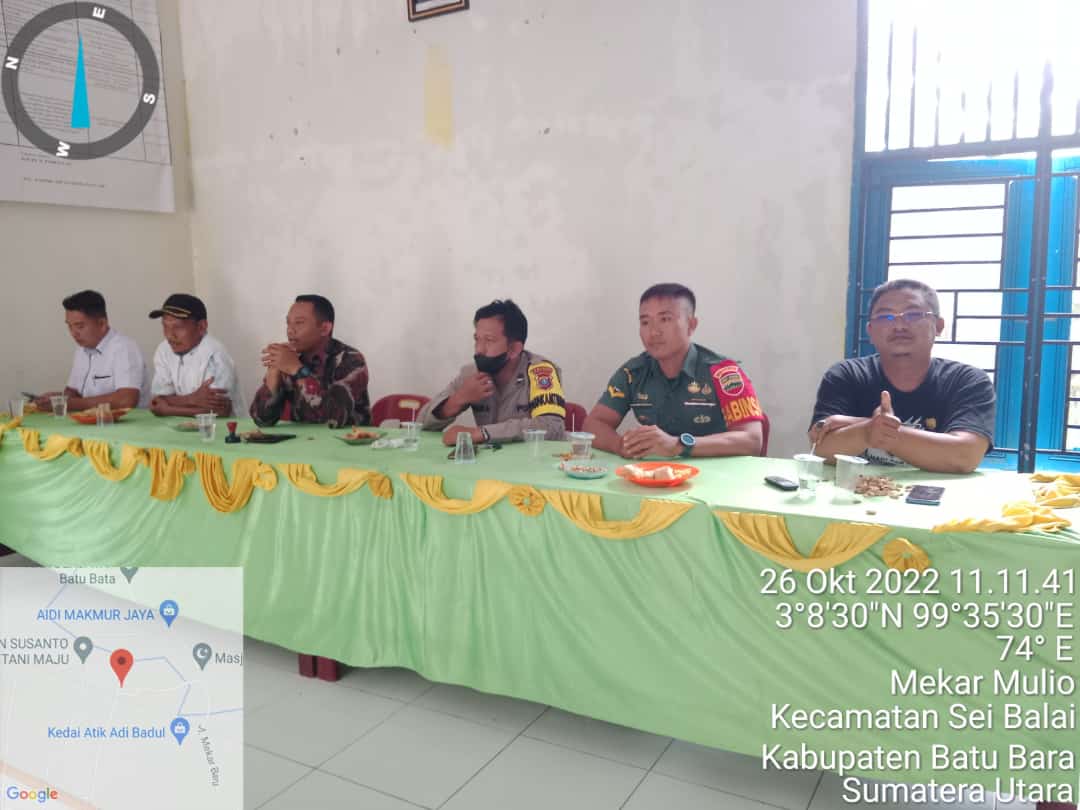 Bhabinkamtibmas Polsek Lab. Ruku AIPDA Ma'ruf Andika didampingi  Babinsa gelar sosialisasi aktifkan Pos Kamling di Desa Mekar Muliyo Kec.Sei Balai Kab.Batu Bara, Rabu (26/10/2022).beritasore/alirsyah