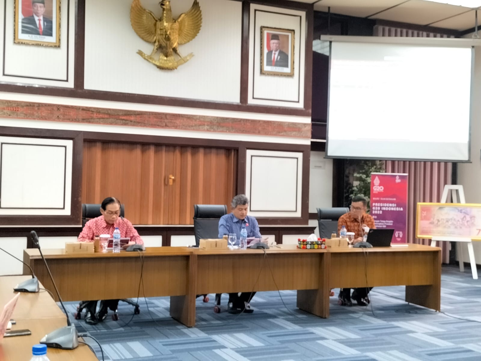 Kepala Kantor Perwakilan BI Sumut Doddy Zulverdi (tengah) bersama Deputi Kepala Perwakilan BI Sumut Azka Subham (kiri) dan Kepala Divisi Implementasi Ekonomi BI Poltak Sitanggang (kanan) pada acara BBM di Kantor BI Jalan Balaikota Medan Selasa (25/10/2022) sore. beritasore/laswie wakid