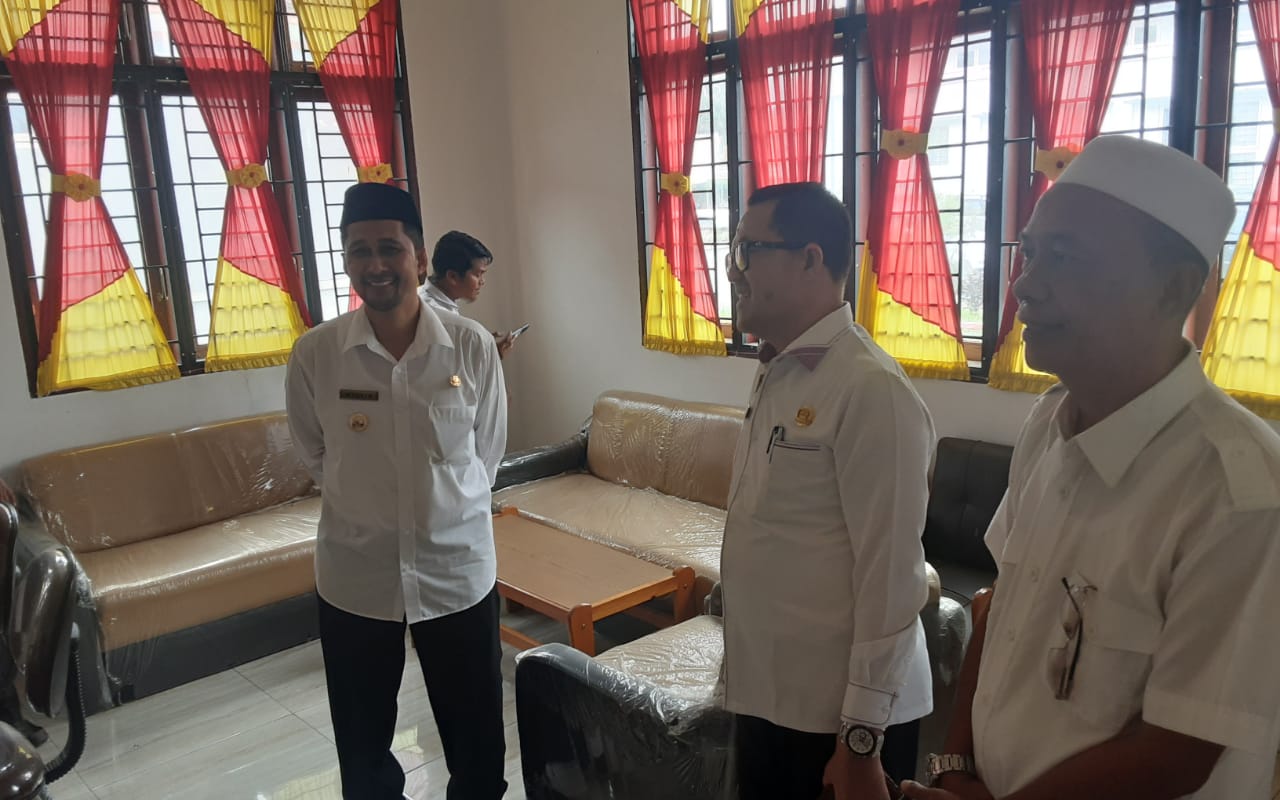 Kungker : Penjabat Bupati Agara Drs Syakir MSI Syakir lakukan Kungjungan kerja ke sejumlah SKPK dan OPD  tampak didampingi Asisten III  Drs. Sudirman, Kadis Kominfo Zul Fahmy.S.Sos ,Kabag Protokol Setdakab Wahliyul Hifzi dan Sekretaris BPK SDM.Rabu pagi (26/10).beritasore/Ist