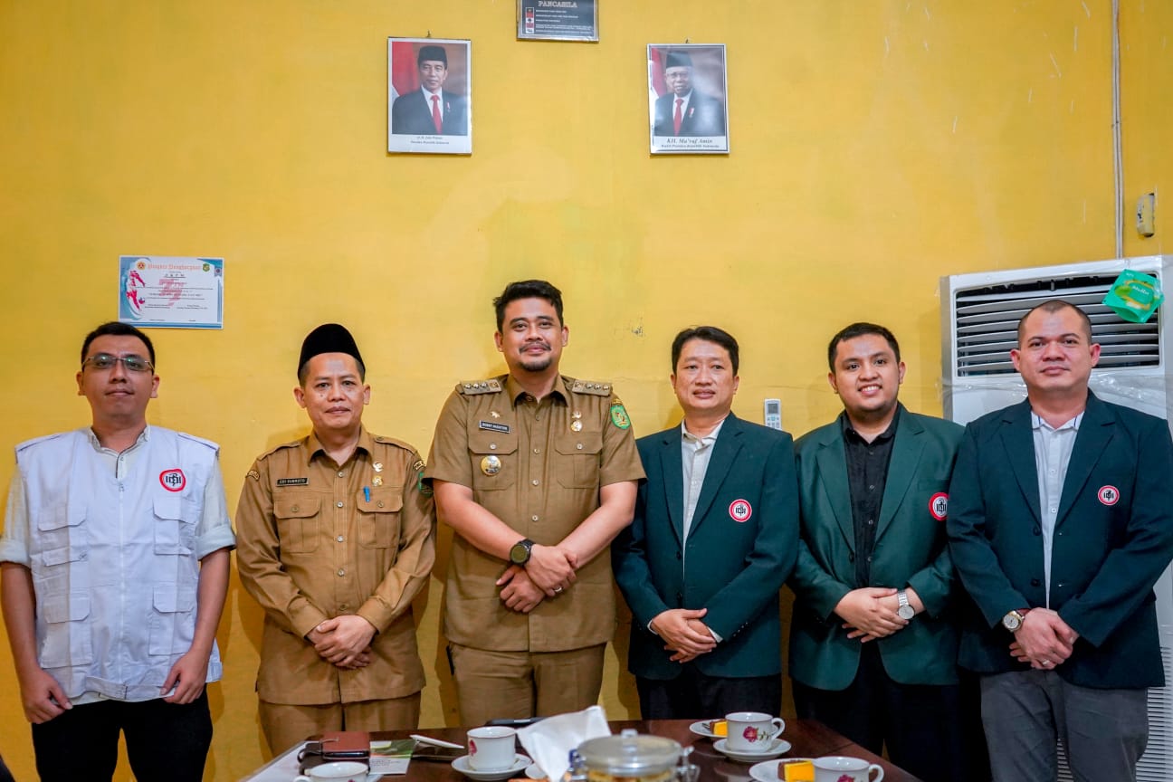 Wali Kota Medan Bobby Nasution menerima kunjungan pengurus Ikatan Dokter Indonesia (IDI) Cabang Medan, Saat berkantor di Kecamatan Medan Belawan, tepatnya Jalan Pusara, Selasa (25/10).beritasore/ist