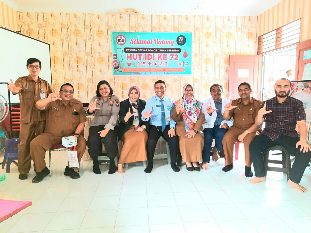 Pengurus IDI Cabang Langkat foto bersama sebelum melaksanakan donor darah menyambut HUT IDI ke 72 di Stabat. beritasore/Ist