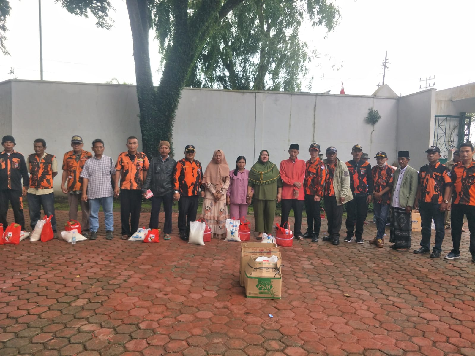  Senioren dan ahli waris senioren foto bersama  di Taman Makam Pahlawan P. Brandan,  Rabu (26/10/2022). beritasore/Boy Aprizal