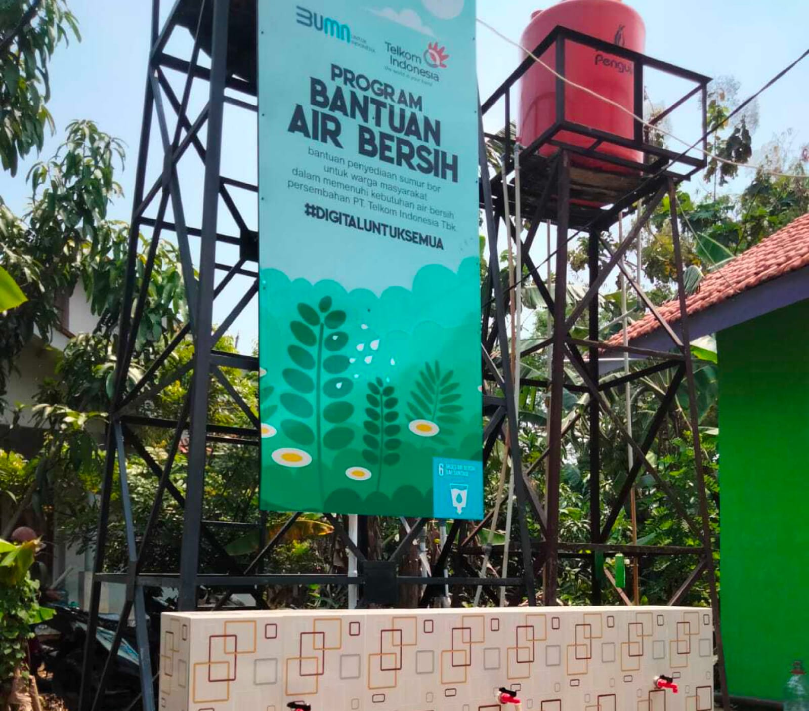 Salah satu lokasi penyaluran bantuan sarana air bersih dan sanitasi Telkom. beritasore/ist