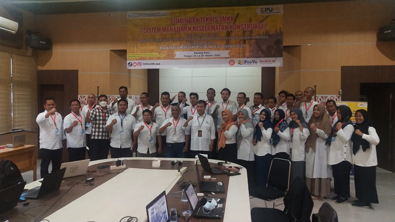 Para peserta Bimtek beserta narasumber saat melakukan sesi foto bersama. Beritasore/ist