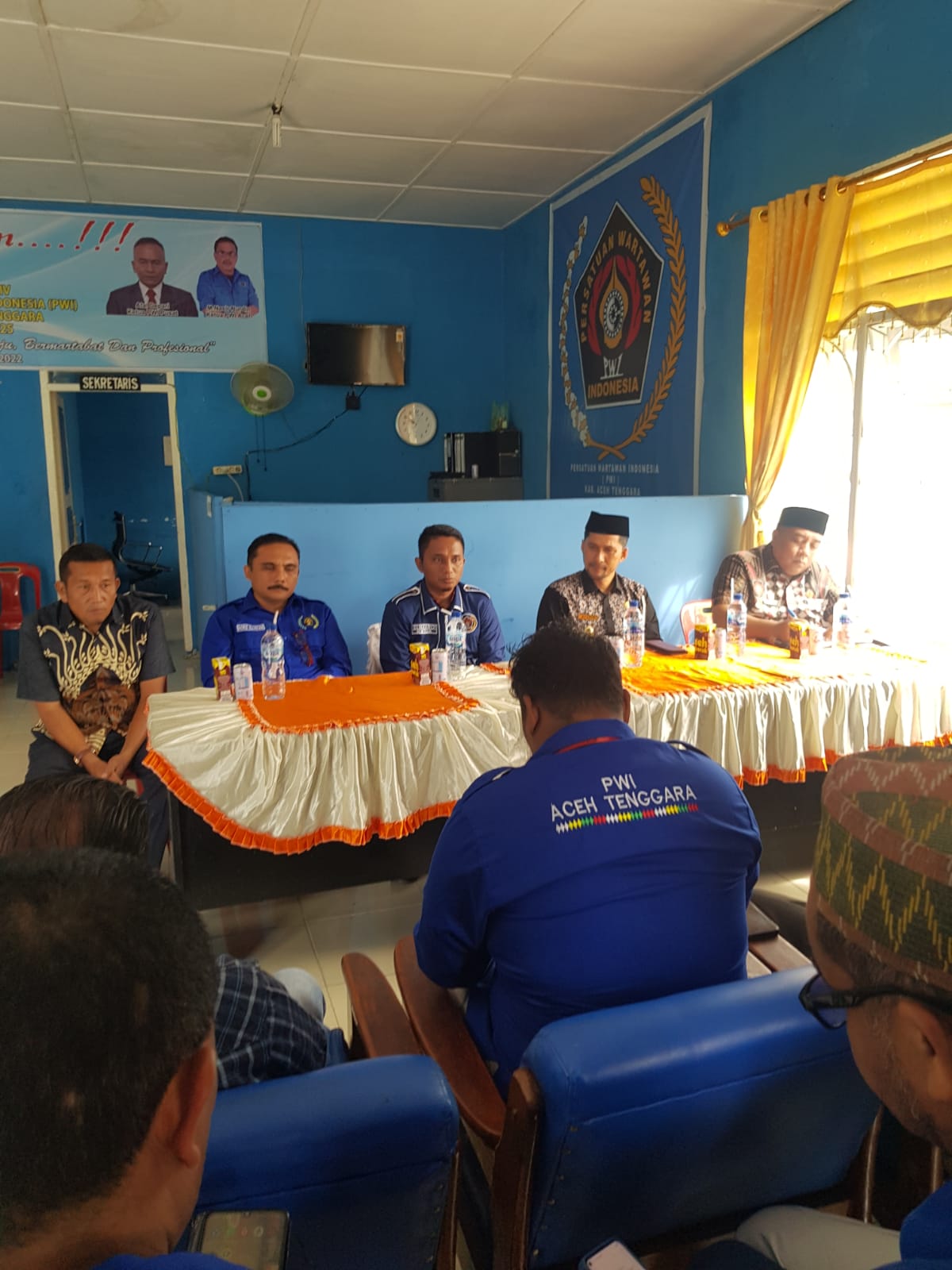 PJ Bupati Agara Drs Syakir MSI tengah berdialog dengan Pengurus dan Anggota PWI Agara Kamis (27/10) dalam kunjungan perdananya berjalan akrab. beritasore/Husaini Amin