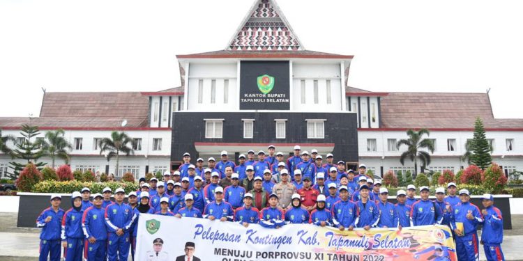 Bupati Tapanuli Selatan, Dolly Pasaribu melepas sebanyak 107 orang kontingen Tapsel ke Pekan Olah Raga Provinsi Sumatera Utara (Sumut) dari halaman Kantor Bupati Tapsel, Kamis (27/10).beritasore/ist