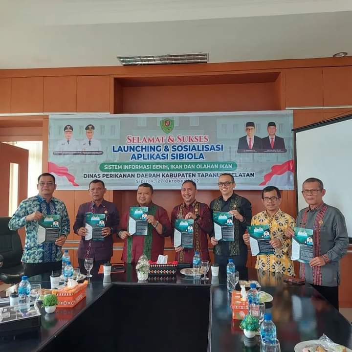 Bupati saat melaunching penggunaan aplikasi SIBIOLA di Aula Dinas Perikanan Tapsel di Sipirok, Kamis (27/10). Beritasore/ist