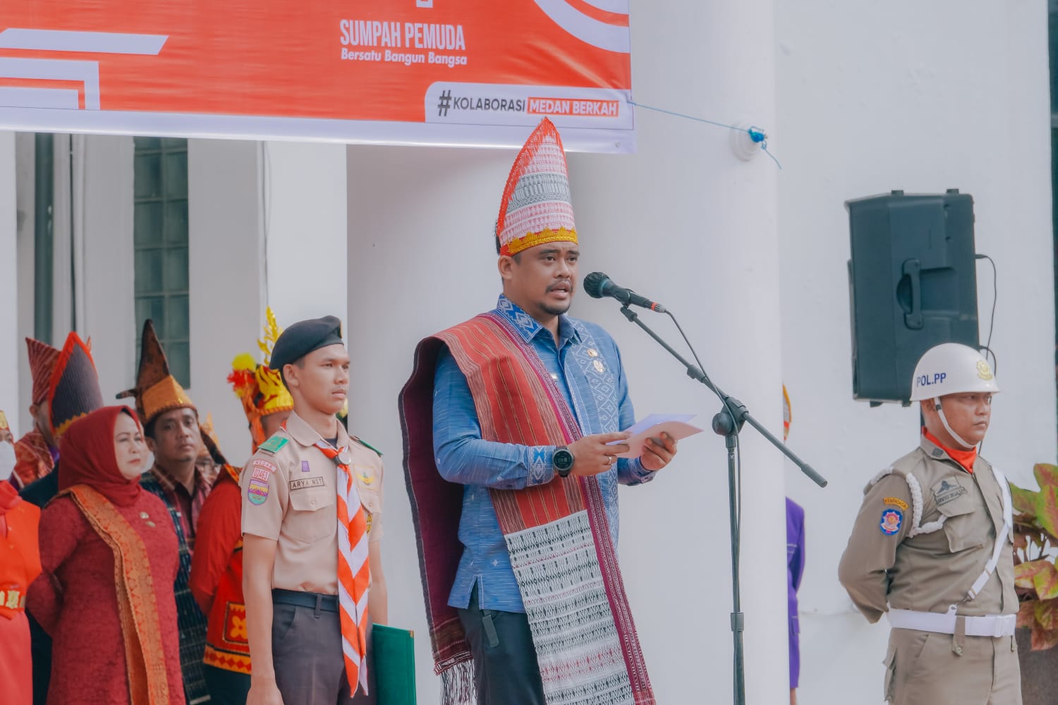 Wali Kota Medan Bobby Nasution menjadi inspektur upacara Peringatan Hari Sumpah Pemuda (HSP) ke-94 Tahun 2022 di halaman depan Balai Kota Medan, Jumat (28/10). Beritasore/ist