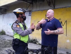 Police Bike Patrol Medan Baru Sampaikan Himbauan Kamtibmas WNA
