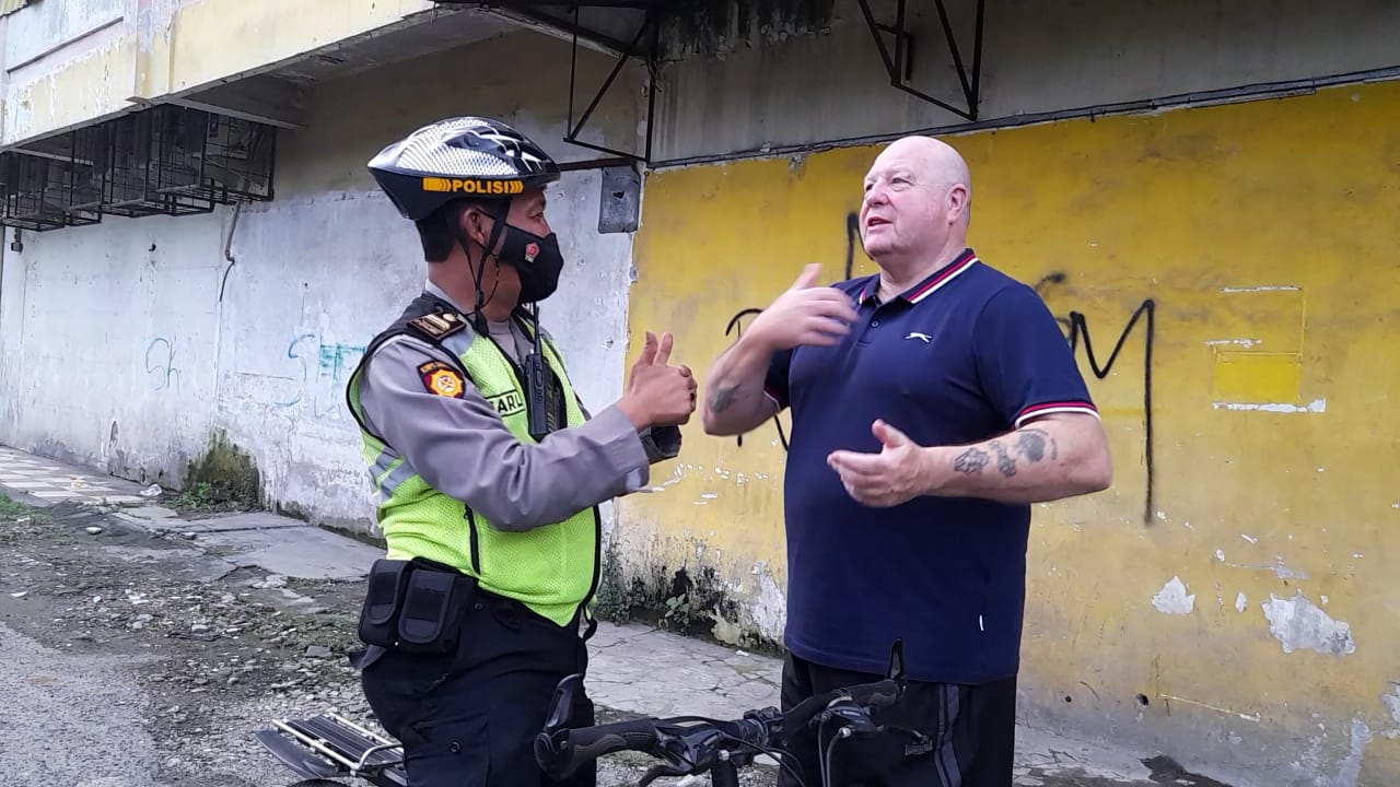 Kanit Samapta Iptu Carles BA saat menyapa WNA. Beritasore/ist