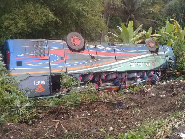 Bus Antas Lintas Sumatera (ALS) bernomor polisi BK 7621 DP masuk jurang di Jalinsum Km 37-38 Desa Aek Badak Jae, Kecamatan Sayurmatinggi, Kabupaten Tapanuli Selatan, Jumat (28/10).beritasore/ist