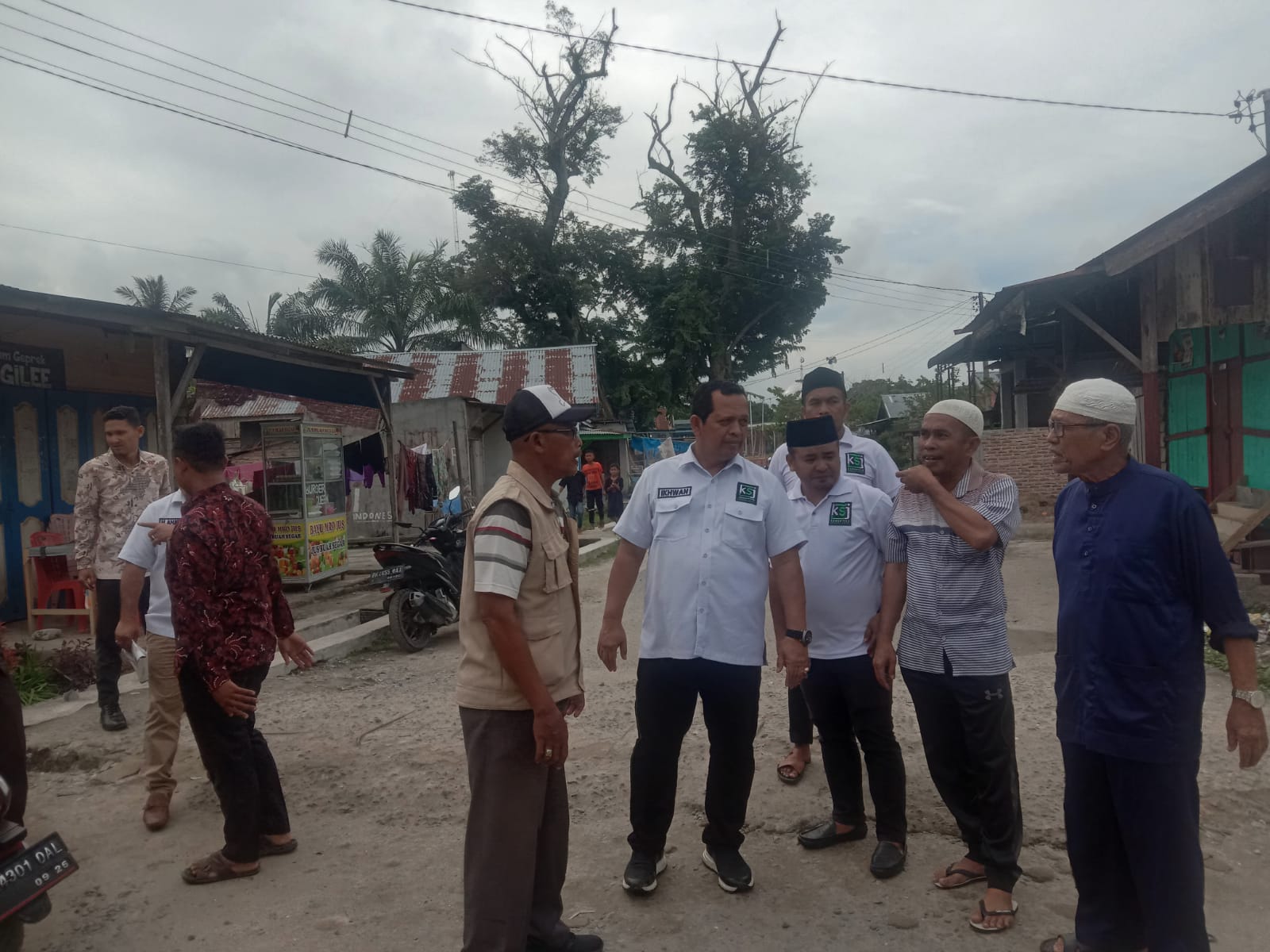 Dewan Pembina sekaligus Pendiri KSJ Kombes Pol (Purn) H.Ikhwan Lubis SH,MH besama Tomas Tanjung Tiram usai menyerahkan Baksos paket sembako beras di Desa Guntung Kec.Tanjung Tiram Kab.Batu Bara, Jum'at (28/10/2022). beritasore/alirsyah