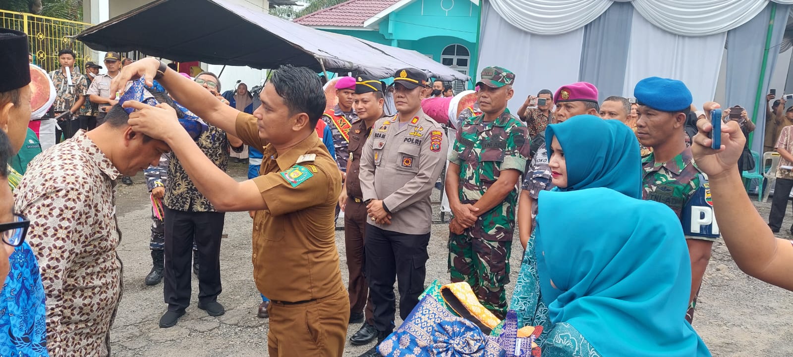 Camat Sei Lepan M Iqbal Ramadan saat menyambut tim penilai Kecamatan Terbaik tingkat Provsu , Jumat (28/10/2022) beritasore /Boy Aprizal