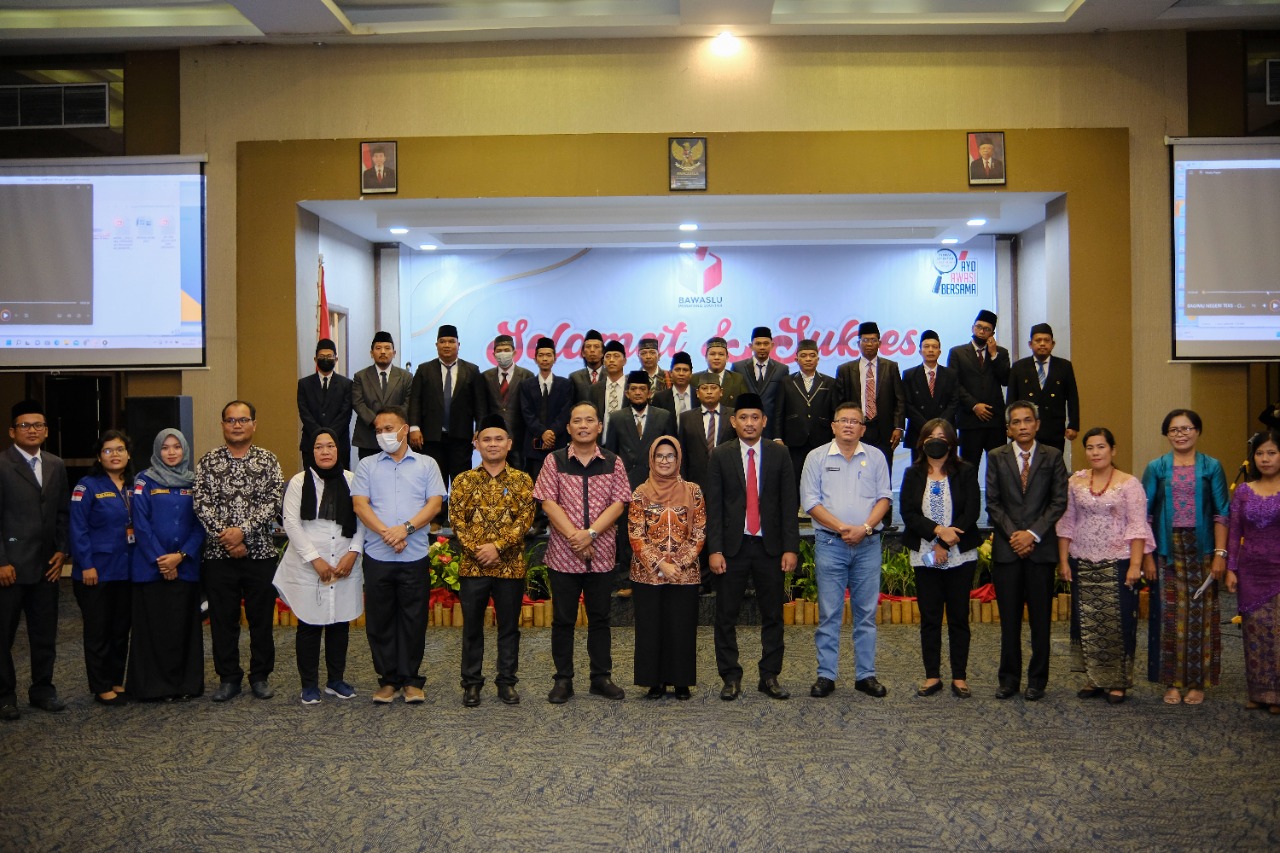 Foto bersama usai Wali Kota Pematang Siantar dr Susanti Dewayani SpA dalam sambutannya saat menghadiri Pelantikan Panwascam se-Kota Pematang Siantar, di Ballroom Hotel Horison Pematang Siantar, Jumat (28/10/2022). Beritasore/ist