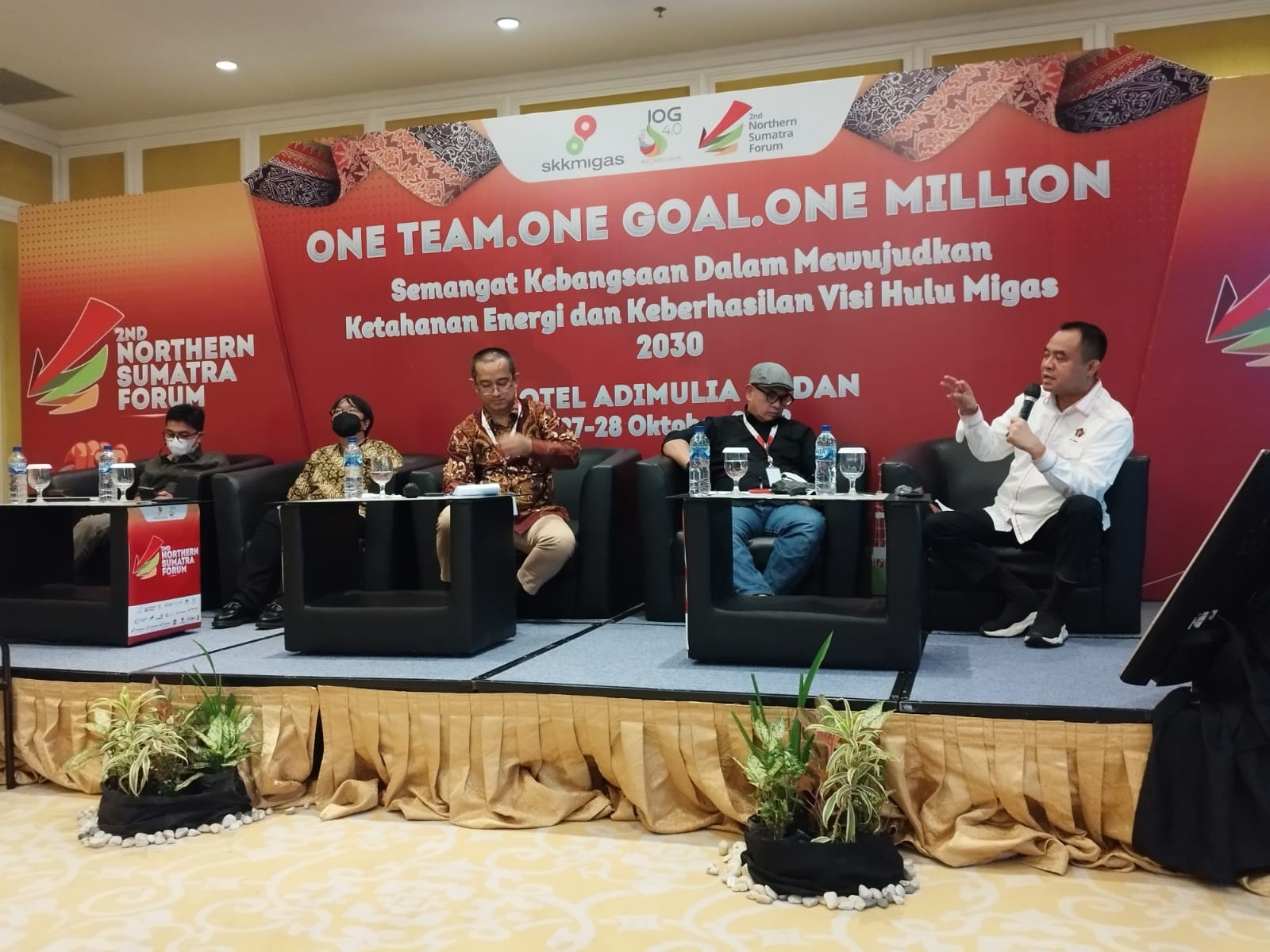 Ketua PWI Sumut H. Farianda Putra Sinik menjadi narasumber pada 2nd Northern Sumatra Forum bertemakan Sinergi Media dengan Kegiatan Usaha Hulu Migas yang di laksanakan SKK Migas di Adi Mulia Hotel, Jalan Diponegoro Medan, Jumat (28/10/2022). (beritasore/istimewa)