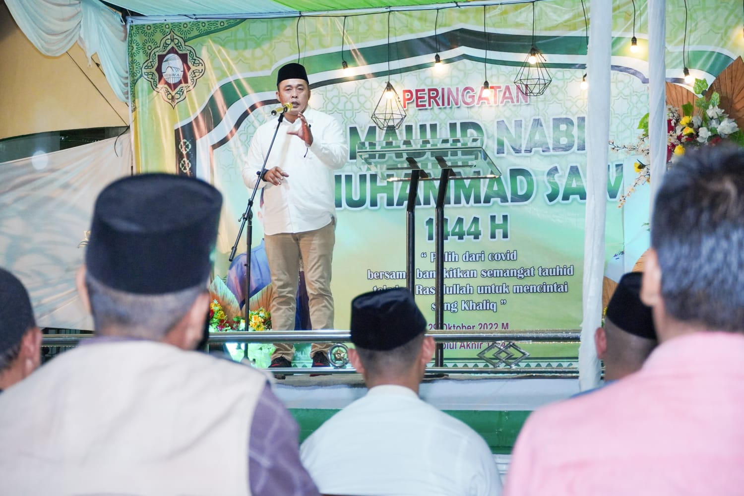 Wali Kota Medan Bobby Nasution diwakili Wakil Wali Kota Medan H Aulia Rachman saat menghadiri Peringatan Maulid Nabi Besar Muhammad SAW 1444 H di Masjid Al Munawwaroh Jalan Karya Utama Kecamatan Medan Johor, Sabtu (29/10) malam.beritasore/ist