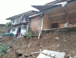 Lima Ruko Diatas Tanggul Krueng Lamsujen Ambruk