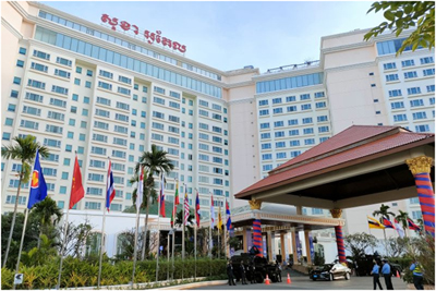 Sejumlah petugas keamanan serta kendaraan lapis baja berat berjaga-jaga di sekitar lokasi utama rangkaian KTT ASEAN, yaitu Hotel Sokha di Phnom Penh, Kamboja, pada Selasa (8/11/2022). (ant)