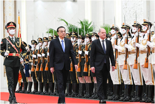 Perdana Menteri China Li Keqiang (tengah) menyambut kedatangan Kanselir Jerman Olaf Scholz di Balai Agung Rakyat, Beijing, 4 November 2022. (ant/Xinhua)