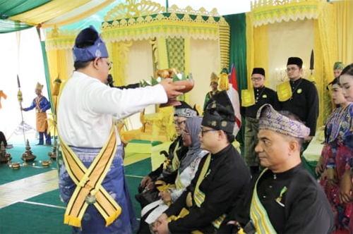 Salah satu keunikan Penganugrahan Gelar Adat Resam Melayu menobatkan penganugrahan empat tokoh, yaitu Muslil Siregar, SE gelar Datuk Janardana Estungkara, Rumerahwaty Berutu, SE, MSi gelar Datuk Darmastuti Cadudasa, Amry Syahputra, SE gelar Datuk Danadyaksa Aryasatya dan  Muhammad Yamin gelar Datuk Bujangga Nitimanta. Beritasore/ist