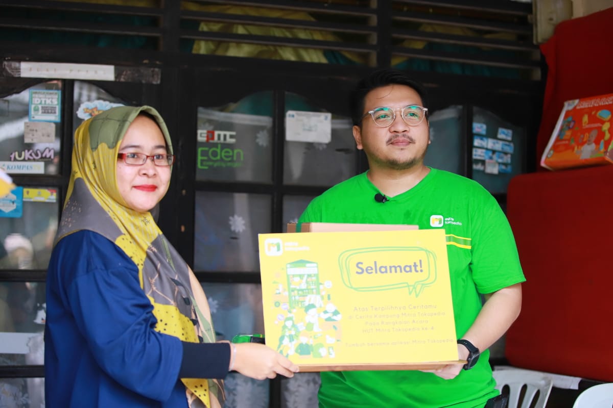Perwakilan Tokopedia memberikan penghargaan kepada salah satu pemenang kompetisi Cerita Kampung Mitra Tokopedia, Marfour Syam selaku pemilik Toko Si Kembar dalam acara yang digelar secara virtual Senin (1/11/2022).beritasore/ist