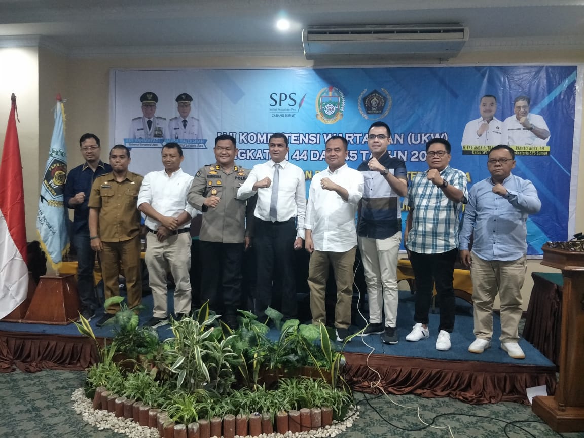 Ketua PWI Sumut Farianda Putra Sinik foto bersama di sela sela UKW angkatan 44-45 di Hotel Madani Medan, Selasa (1/11/2022) beritasore/Boy Aprizal