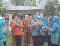 Ketua TP PKK Madina Eli Mahrani Jakfar Sukhairi Nasution, Ketua Tim Evaluasi TP PKK Sumut M Nirman Subkhan Nasution dan empat personel tim lainnya termasuk Joni Siagian (pakai masker), sebelum kegiatan evaluasi.beritasore/Irham Hagabean Nasution