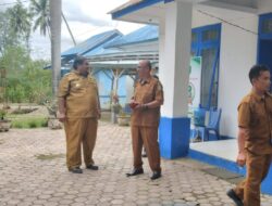 Salahseorang Tim Evaluasi TP PKK Sumut Joni Siagian, berbincang dengan Camat Panyabungan Barat yang juga Pj Batanggadis Jae, Raja Hidayat.beritasore/Irham Hagabean Nasution