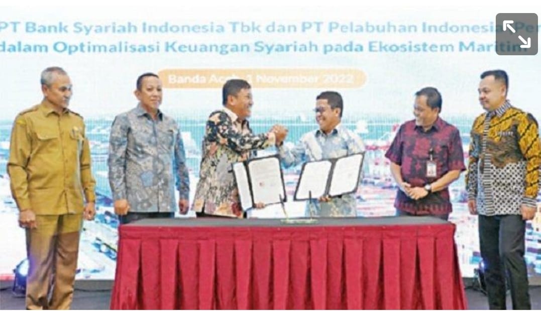 Wakil Direktur Utama BSI, Bob Tyasika Ananta menandatangani kerjasama dengan Pelindo terkait implementasi sistem pembayaran di Pelabuhan Malahayati Aceh Besar dan Krueng Geukueh, Lhokseumawe di Banda Aceh, Selasa (1/11/2022).beritasore/ist