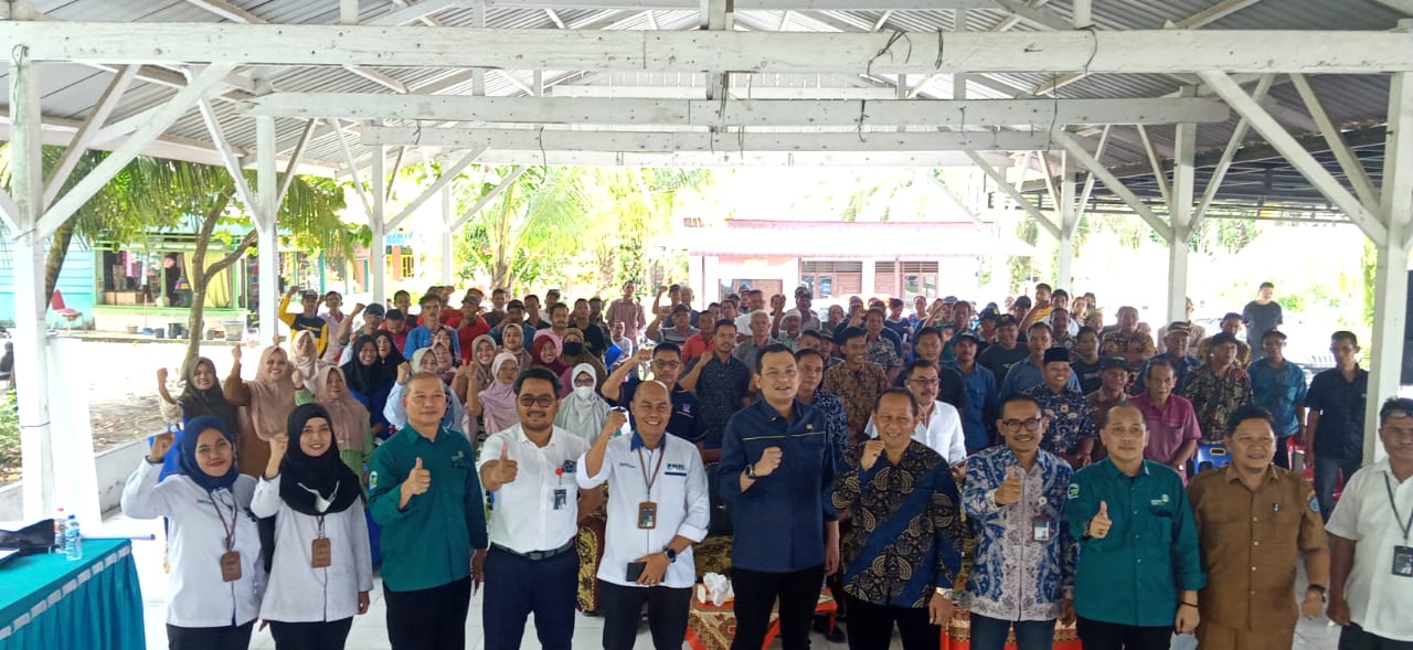 Kepala Kanwil I KPPU, Ridho Pamungkas, Wakil Ketua Komisi VI DPR RI, Martin Manurung, Wakil Ketua DPRD Kabupaten Labuhan Batu H.M Arsyad Rangkuti, Ketua Garda Transfumi Binsar Simatupang, Perwakilan dari BRI dan PNM Mandiri dan Pj. Kepala Desa Sidorukun, Suwardi S.Ag sosialisasi usaha di di Balai Desa Sidorukun, Kecamatan Pangkatan, Labuhan Batu Jumat (28/10/2022). beritasore/ist