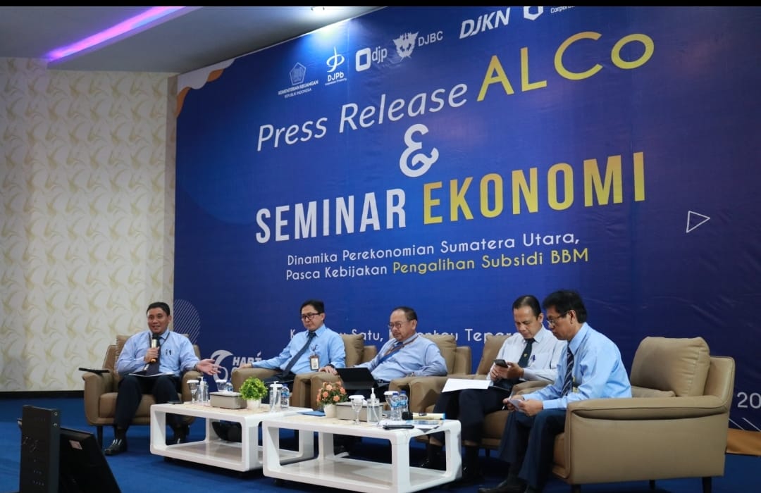Kakanwil DJP Sumut I Eddi Wahyudi (dua kiri) pada seminar ekonomi di Gedung Keuangan Negara Medan, Rabu (2/11/2022).beritasore/ist