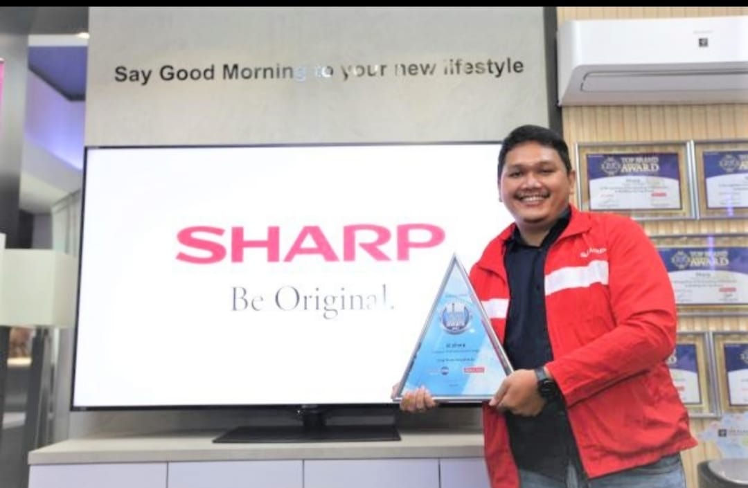 Perwakilan Sharp menggengam penghargaan digital marketing awards di Jakarta kemarin.beritasore/ist