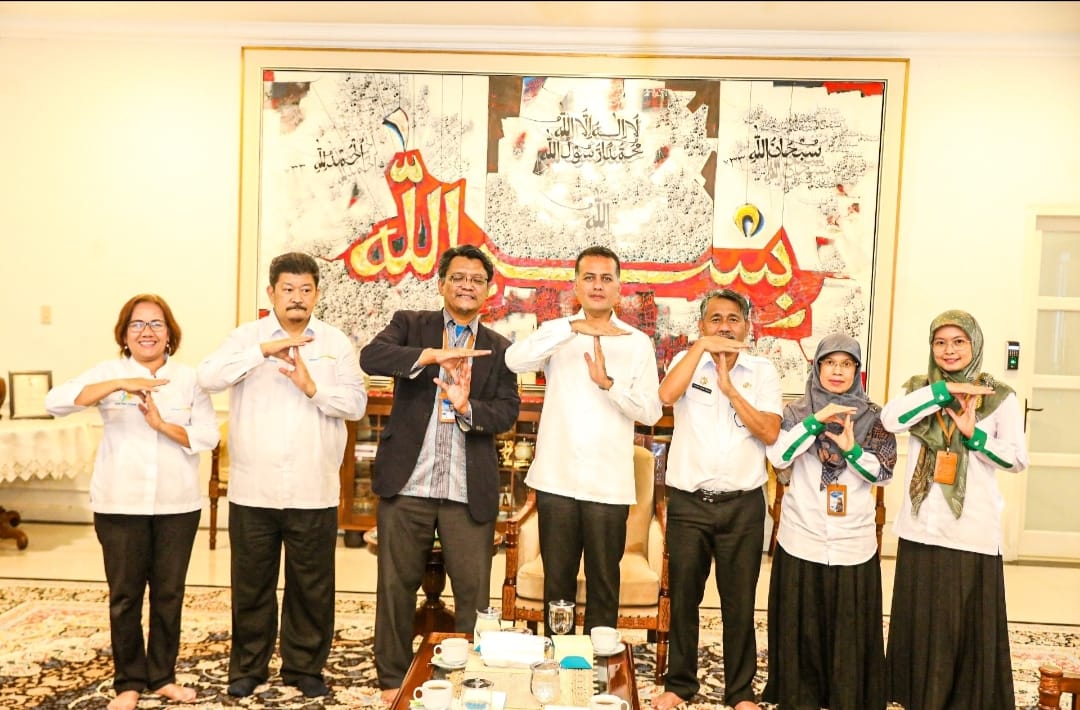 Wagubsu Musa Rajekshah bersama Kepala BPS Sumut Nurul Hasanudin di Rumah Dinas Jabatan Wagub, Jalan Teuku Daud, Rabu (2/11/2022). beritasore/ist