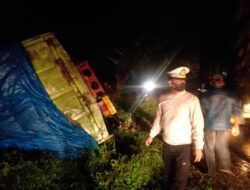 Mobar Sorong Truk Tronton Masuk Parit