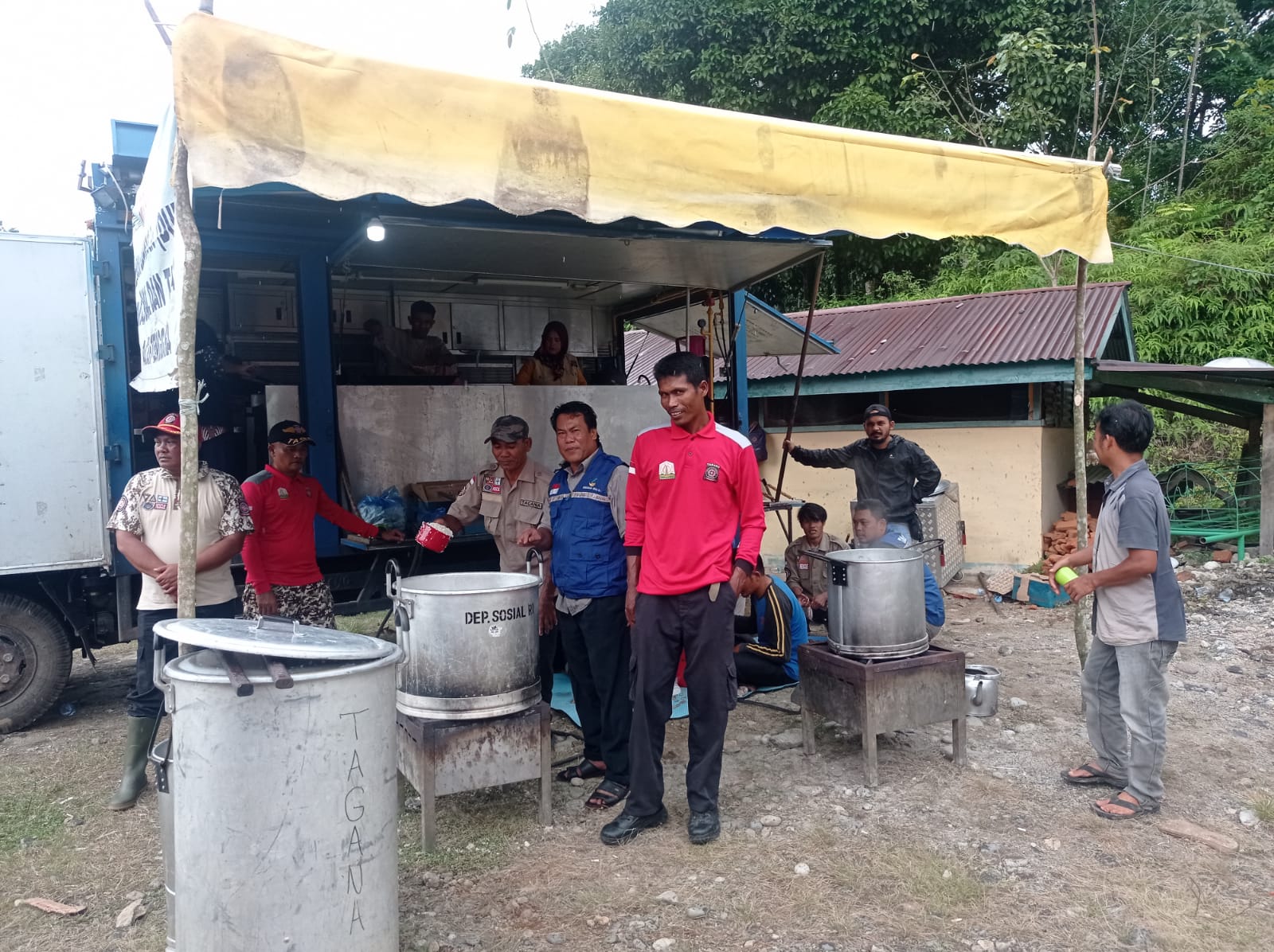 Badan Penanggulanagan Bencana Daerah Kabupaten Aceh Tenggara telah mendirikan Dapur Umum di dua titik Lokasi Banjir Bandang Kecamatan Darul Hasanah. Salah satunya di Kute Rambung Teldak.Tampak Petugas tengah melakukan Aktivitas di bawah tenda yang didirikan sejak Rabu (02/11). beritasore/Husaini Amin