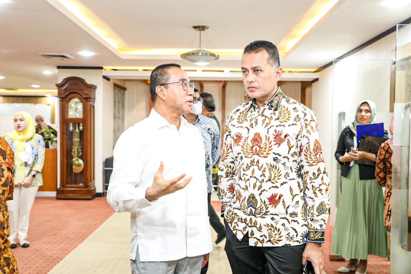 Wakil Gubernur (Wagub) Sumatera Utara (Sumut) Musa Rajekshah bersama Dirut Bank Sumut Rahmat Fadillah di Kantor Pusat PT Bank Sumut, Jalan Imam Bonjol, Medan, Kamis (3/11). beritasore/ist