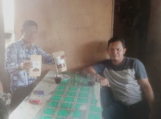 Camat Angkola Barat, M. Thohir Parlindungan Pasaribu saat menunjukkan produk brand kopi "Van_O'basan Coffee Angkola" dari Angkola Barat Tapanuli Selatan. beritasore/Birong RT