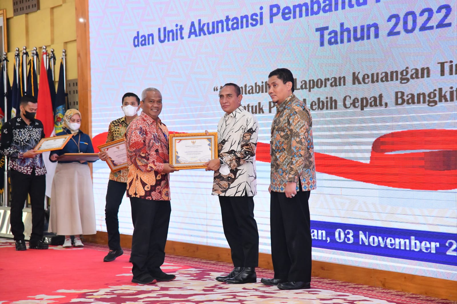 Gubernur Sumut,Edy Rahmayadi didampingi Kanwil Ditjen Perbendaharaan, Heru P. Nugroho menyerahkan penghargaan WTP yang diraih Pemkab Palas kepada Plt. drg.H. Ahmad Zarnawi Pasaribu, CHt, MM, MSi, Kamis (3/11) di Aula Teuku RizalNurdin Rumah Dinas Gubernur Sumut. (beritasore/ist)